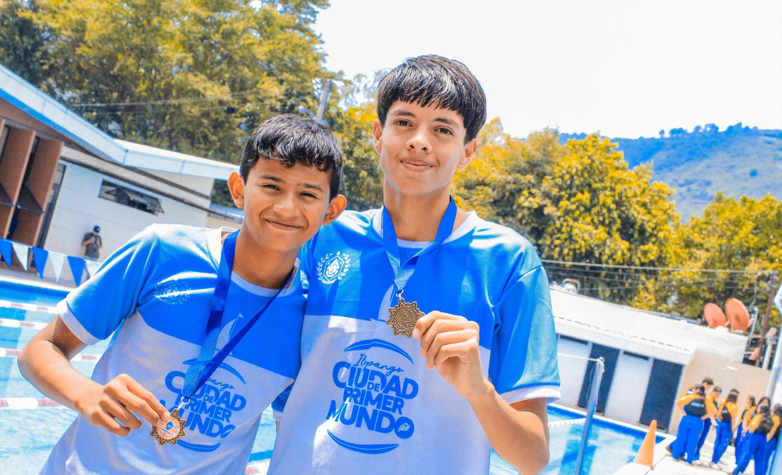 jovenes-ilopenses-se-coronan-como-medallistas-en-natacion